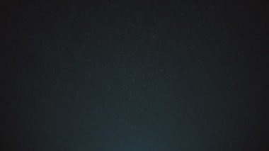 Titreşme parçacıkları, parçacıkların rastgele hareketi. Güzel rahatlatıcı arka plan üzerinde. Volumetrik ışıkta bokeh Ile ışıltılı parçacıklar