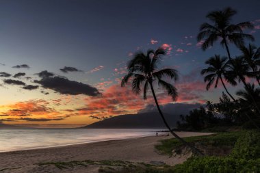 Tropik ada Maui, Hawaii güzel Charley genç Beach Sunset. 