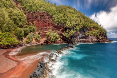 Hana kasaba tropikal ada Maui, Hawaii muhteşem kırmızı kum Beach'te