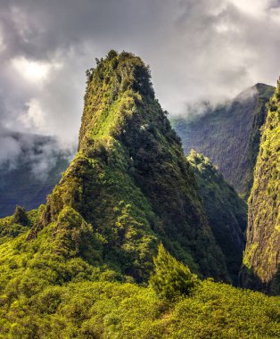 IAO Vadisi Dağları'nın Batı Maui Hawaii kalbinde çok doğal bir vadi olduğunu