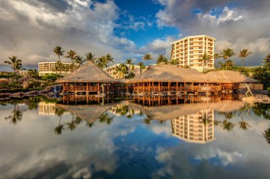 Maui, Hawaii adasında bir lüks tropikal tatil yansıması
