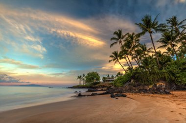 Po'olenalena plaj gündoğumu. uzun pozlama bu güzel ve idyllic Beach şafakta. Güney kıyı, Maui, Hawaii bulunan