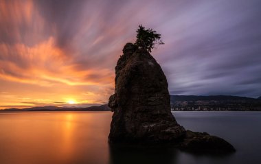 Siwash Rock günbatımı Stanley Park, Vancouver, British Columbia deniz duvar boyunca.