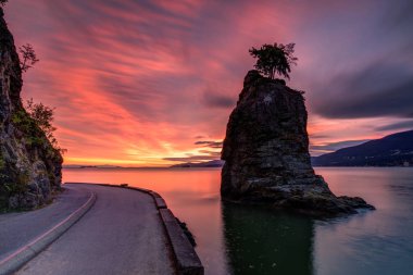Siwash Rock, gün batımı boyunca deniz Wall Stanley Park, Vancouver, British Columbia, Kanada.