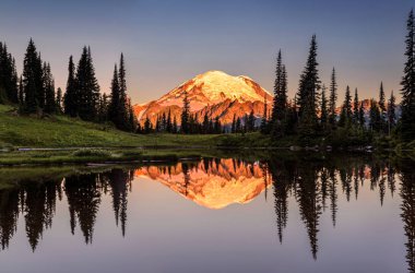 Sunrise Mount Rainier yansıma Tipsoo Gölü