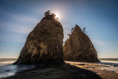 Deniz yığınları Rialto Beach Olimpik Milli Parkı'nda