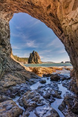 Deniz Arch rialto Beach, olimpik Milli Parkı, Washington sahilde deniz yığınları manzaralı