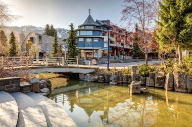 Whistler köyü yürüyüş sessiz bir sabahı bahar üzerinde güneş ışığı