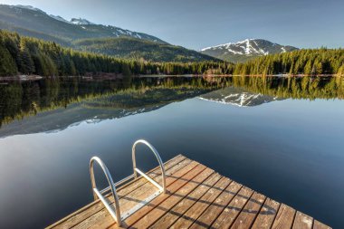 Sabah erken güneş ışığı üstünde belgili tanımlık rıhtım Lost Gölü Whistler, British Columbia, Kanada