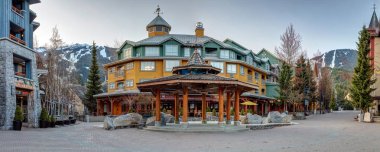 Whistler köyü buluşma yeri, Whistler köyü yürüyüş üzerinde karşılamak için bir yer. Whistler, Bc, Kanada