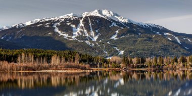 Whistler dağ yansıma Panorama yeşil Gölü, Whistler, Bc, Kanada