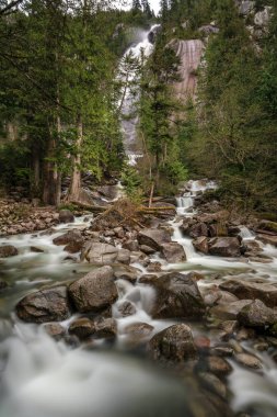 Uzun pozlama Shannon Falls Squamish, British Columbia'da yapılacak. Shannon Falls Karayolları 99 üçüncü yapım o, 335 metre yükselen kayalıklar, bir dizi oluşur ilinde en yüksek Şelalesi.