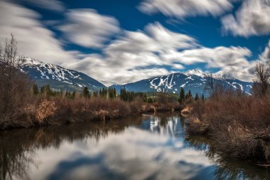 Uzun pozlama Dağları üzerinden River altın hayalleri Whistler görünümü ve Blackcomb. Whistler, Bc, Kanada.