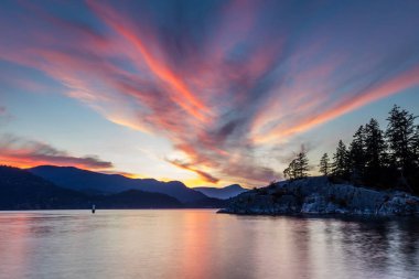 Whytecliff Park, Batı Vancouver, British Columbia, Kanada serin bulut oluşumu ile büyük günbatımı gökyüzü