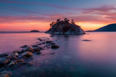 Whyte Adası'nda yüksek gelgit, Whytecliff park West Vancouver, British Columbia alacakaranlıkta önde gelen kayalar