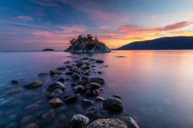 Whytecliff Park, Batı Vancouver, British Columbia, Kanada gün batımında