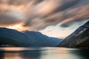 Uzun pozlama günbatımı Anderson Gölü, British Columbia, Kanada