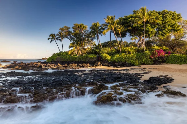 Lav Şelaleleri Pa'ako Cove Güney Maui, Hawaii. Bu pastoral plaj lav buzlu çökmesini dalgalar.