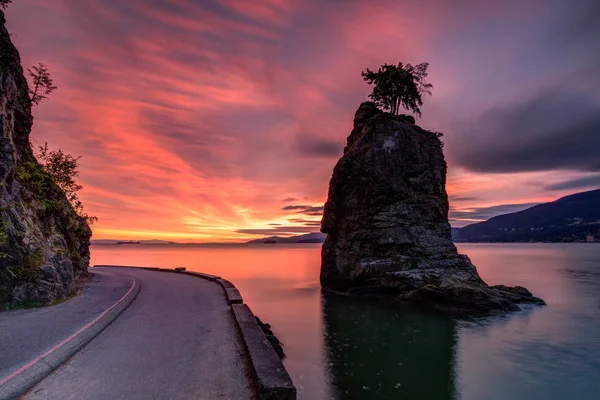 Siwash Rock, gün batımı boyunca deniz Wall Stanley Park, Vancouver, British Columbia, Kanada.