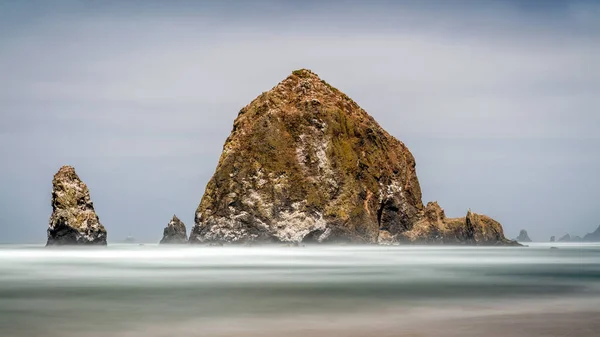 Lunga Esposizione Diurna Haystack Rock Cannon Beach Oregon Coast — Foto Stock