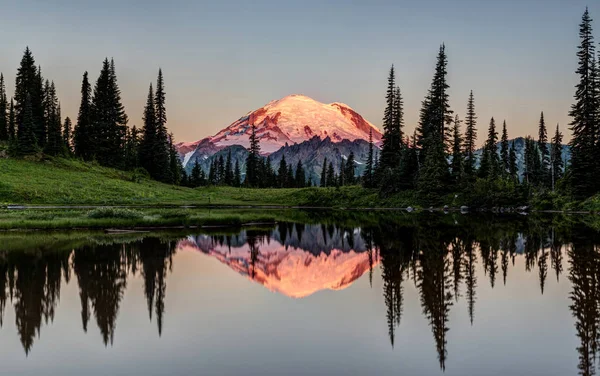 Parlayan yoğun, Rainier Dağı Tipsoo kıyı Gölü sakin bir yansıması ile şafak. Rainier Dağı Milli Parkı, Washington State, ABD