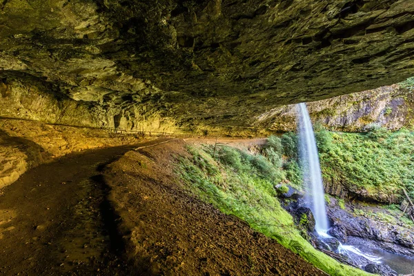 Красивий Водоспад Величезні Печери Звису Срібний Водоспад Парк Штату Орегон — стокове фото