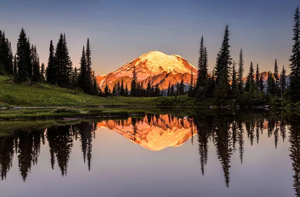 Reflexión Del Monte Rainier Desde Lago Tipsoo Amanecer — Foto de Stock