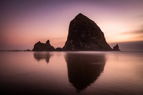 Gün batımında, top Beach, Oregon kıyılarında Haystack Rock