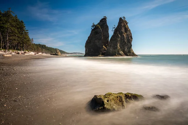 Montón Mar Rocas Que Emergen Del Mar Larga Exposición Diurna — Foto de Stock