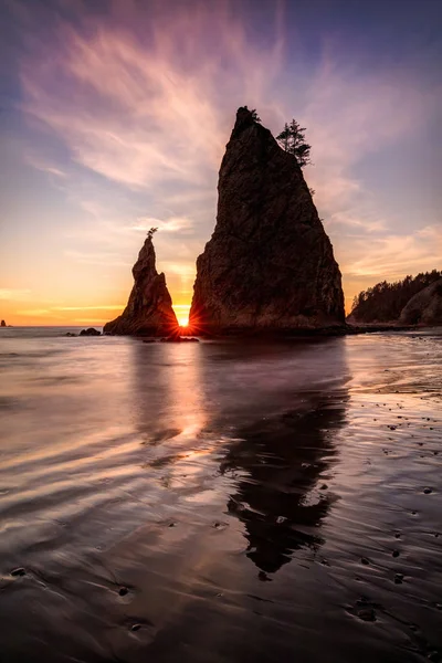 Pôr Sol Entre Duas Chaminés Populares Praia Rialto Parque Nacional — Fotografia de Stock