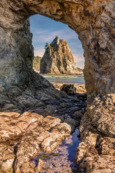 Duvardaki delik, düşük gelgit Rialto Beach Olimpik Milli Parkı, Washington eyaletinde, ABD sonunda ulaşabilirsiniz bir kemer