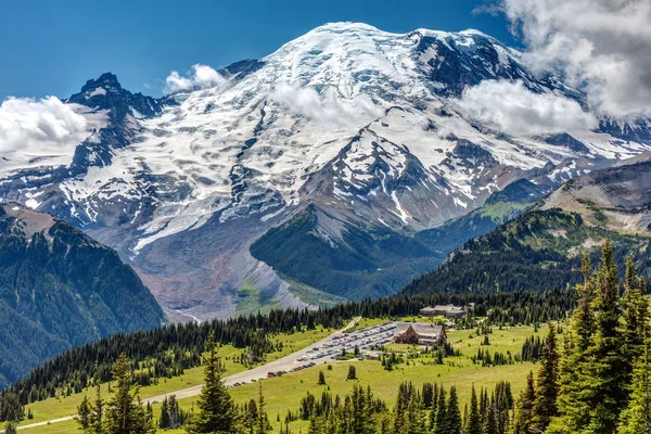 Widok Sunrise Lodge Podczas Wędrówki Imponującą Mount Rainier Tle Słoneczny — Zdjęcie stockowe