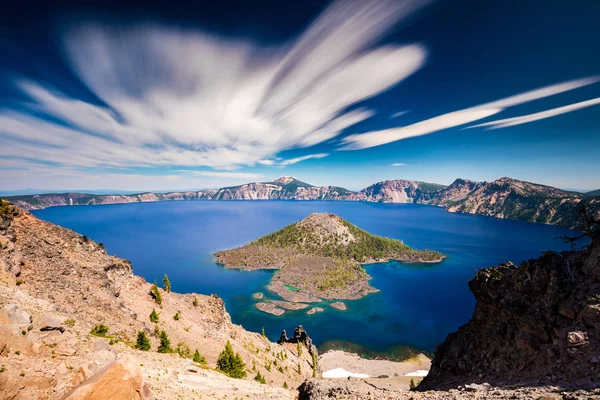 Bazı ilginç bulutlar hareket ile Krater Gölü Milli Parkı, Oregon, Nd filtre ile gündüz uzun pozlama.