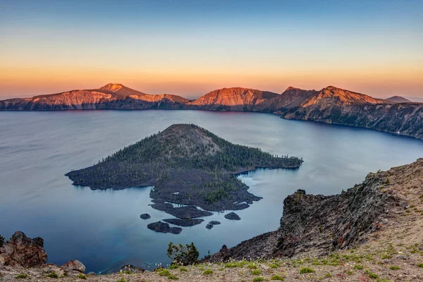 Krater Gölü Milli Parkı, Oregon Sihirbazı ada gölgede kenarında güneş ayarına.
