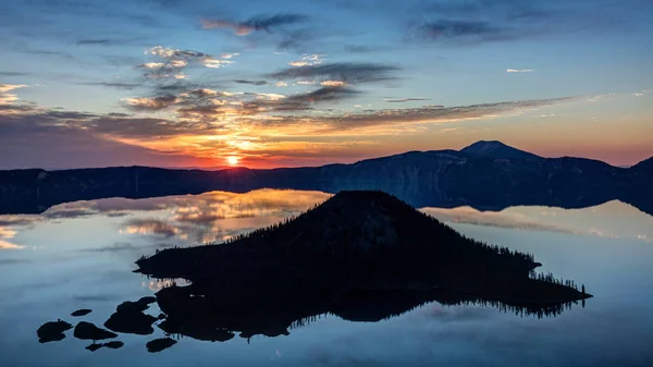 Silhueta Ilha Wizard Nascer Sol Parque Nacional Crater Lake Oregon — Fotografia de Stock