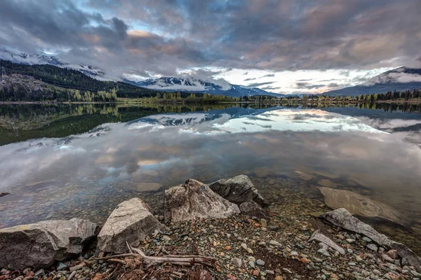 Nascer Sol Das Margens Lago Verde Muito Calmo Whistler Blackcomb — Fotografia de Stock