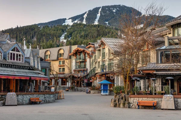 Whistler köy meydanında bahar sessiz bir sabahı