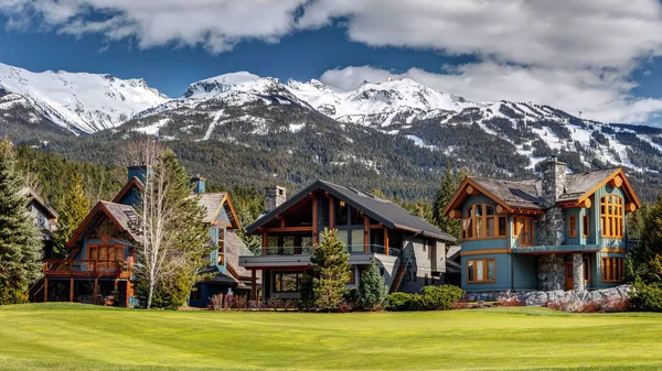 Case Lux Terenul Golf Nicklaus North Whistler Într Însorită Primăvară — Fotografie, imagine de stoc