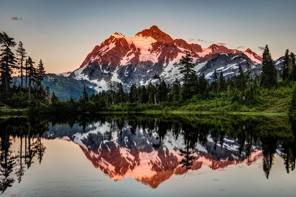 Çok sakin resim Baker Dağı bölgesinde Pacific Northwest, ABD Washington Eyaleti içinde hiking gölde bir günlük macera son kızdırma mount Shuksan tepe üzerinde yansıması