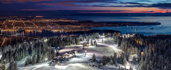 Ohromující Výhled Město Vancouver Grouse Mountain Lyžařské Středisko Soumraku Britská — Stock fotografie