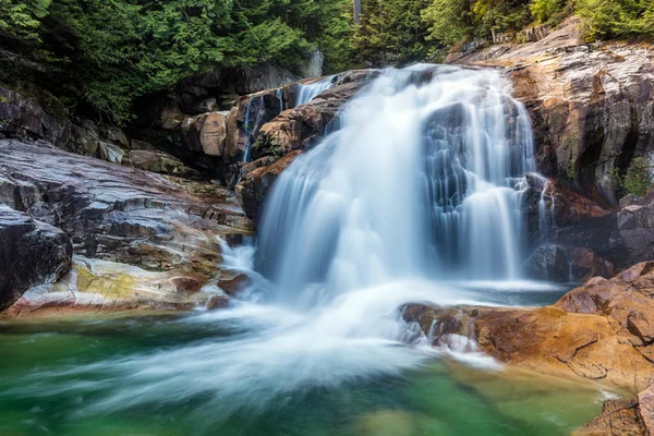 Lange Blootstelling Van Mistige Lagere Waterval Met Een Heldergroene Zwembad — Stockfoto