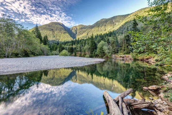 Meget Fredfyldt Landskab Refleksion Golden Ears Provinsparken British Columbia Canada - Stock-foto