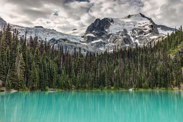 Smaragd Reflektion Vackra Smaragdgröna Färgen Joffre Lakes British Columbia Kanada — Stockfoto