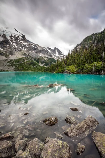 山中的绿松石湖 加拿大不列颠哥伦比亚省山上霞飞路湖壮观的绿松石色彩 — 图库照片