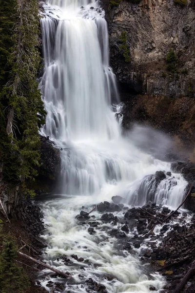 在加拿大不列颠哥伦比亚省惠斯勒村附近风景秀丽的卡拉汉山谷中 亚历山大瀑布的长时间曝光 免版税图库图片