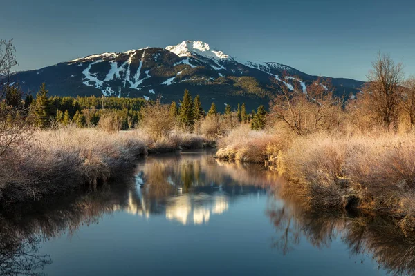 Serenity Floden Gyllene Drömmar Vacker Vårmorgon Med Reflektion Whistler Mountain Stockfoto