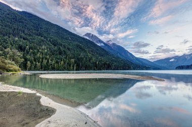 Sunrise, plaj Birkenhead Gölü güzel sakin yansıma Birkenhead Gölü il park, British Columbia, Kanada