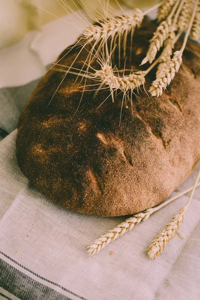 Organik ekşi hamur somun ekmek altın sarı filizlenmiş buğday taneleri ile