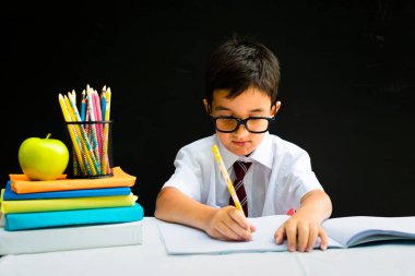 Akıllı okul öncesi veya ilk ilkokul çocuğu gözlükleri ile beyaz gömlekli