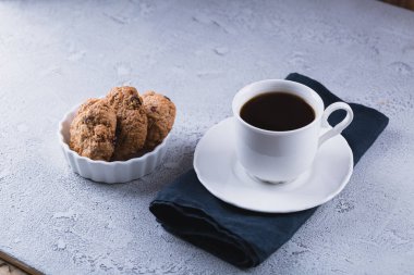 Yulaf ezmeli beyaz kahve, kahvaltı konsepti, seçici odaklanma.